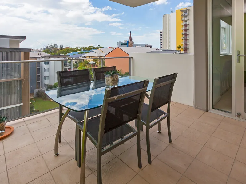 Lovely One Bedroom One Bathroom Apartment Right On The Edge Of The CBD - Fully Furnished, Northerly Aspect