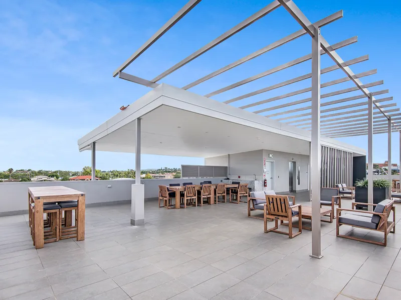 MODERN UNIT WITH STUNNING ROOFTOP TERRACE!!