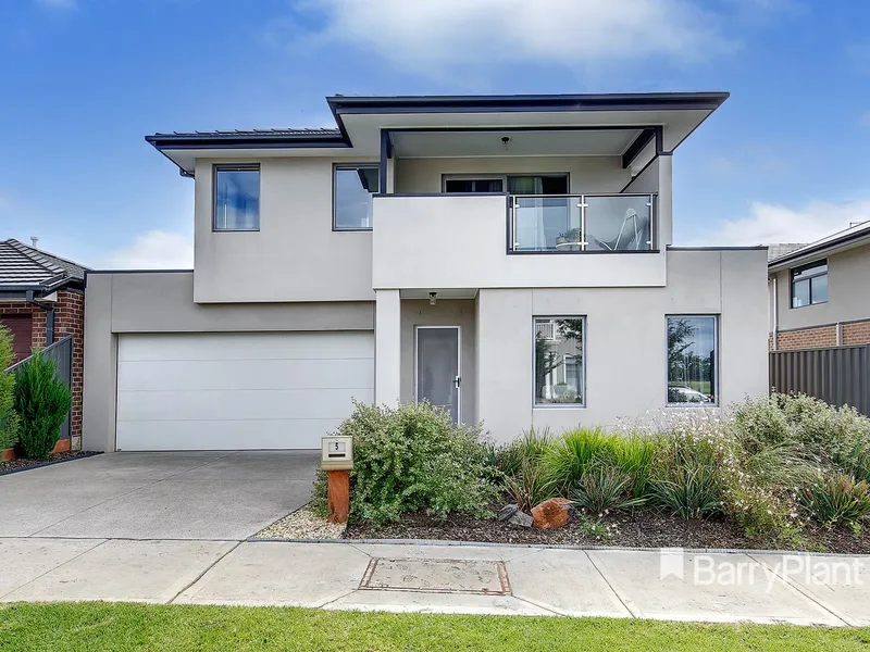 Stylish Modern Two-Level Home In Beautiful Aspect