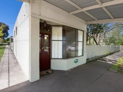 Fully furnished centrally located converted shopfront!