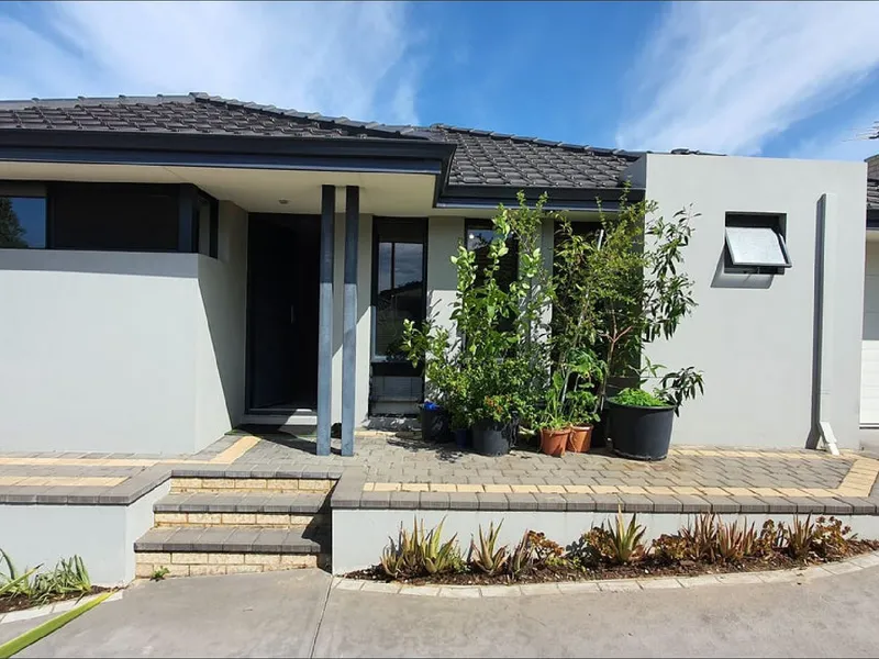 *** A VERY NICE MODERN HOME... IN A GREAT LOCATION ***