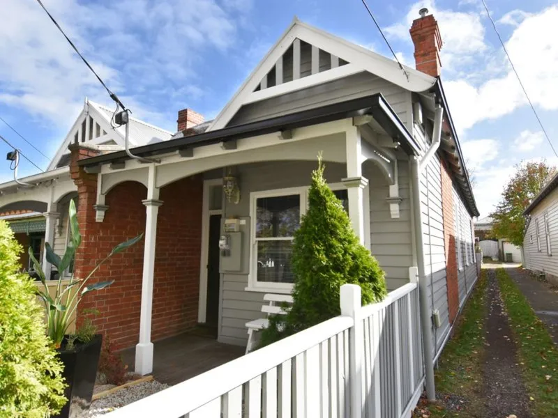 UPDATED COTTAGE IN CENTRAL BALLARAT