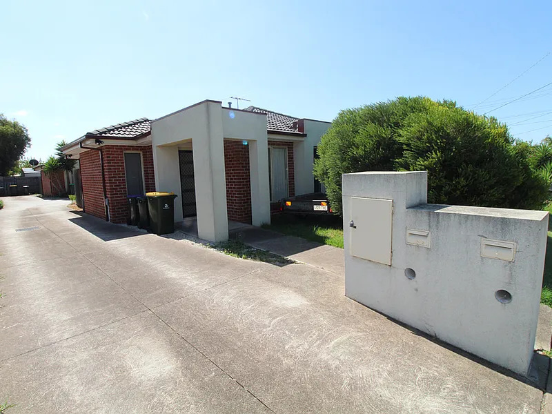 3 BEDROOM UNIT FOR RENT IN ALTONA MEADOWS !!