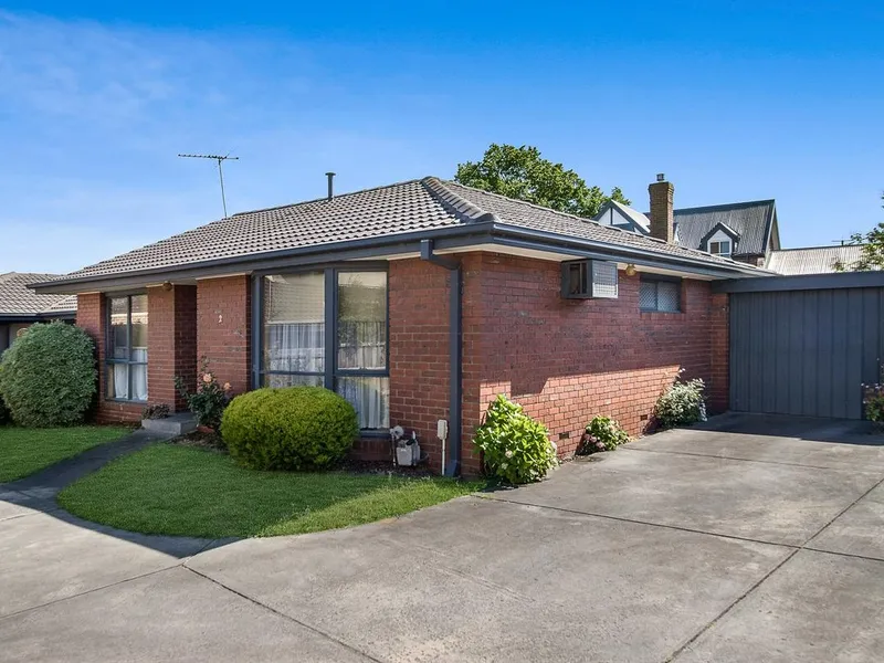 RENOVATED UNIT IN THE HEART OF GLEN WAVERLEY- Water usage included in rent