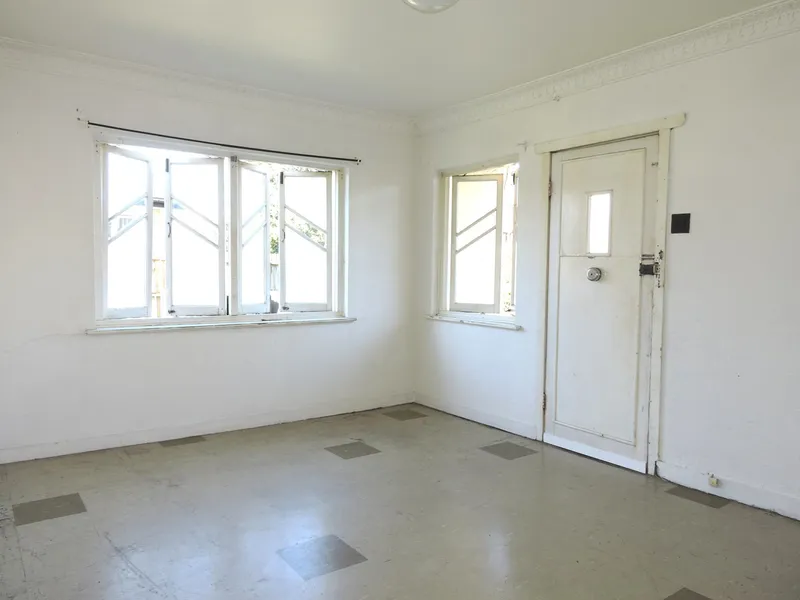 Spacious ground level apartment. Walking distance to shops and public transport!