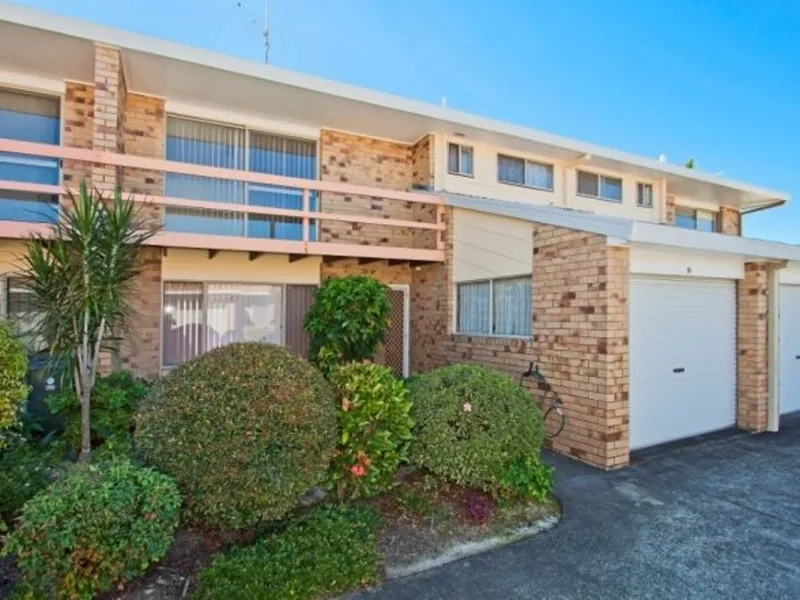 IMMACULATE 3 BEDROOM TOWN HOUSE IN TWEED HEADS