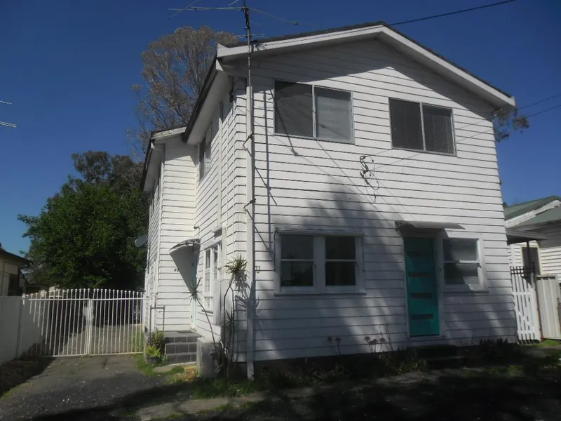 2 Bedrooms, Air conditioning plus recently renovated!!!