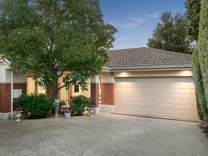 Elegance & Ease in Sun-filled Setting