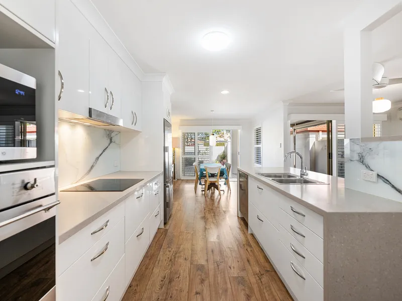 MODERN VILLA IN BURLEIGH COVE WITH A PRIVATE LIFT
