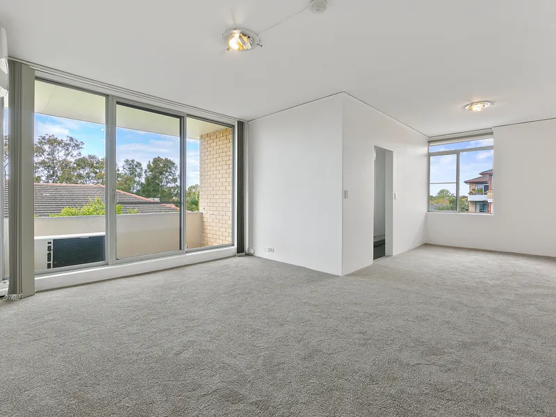 Sun Drenched, Renovated Apartment, Centrally Located To All Amenities, Resort Style Amenities, Water And District Views