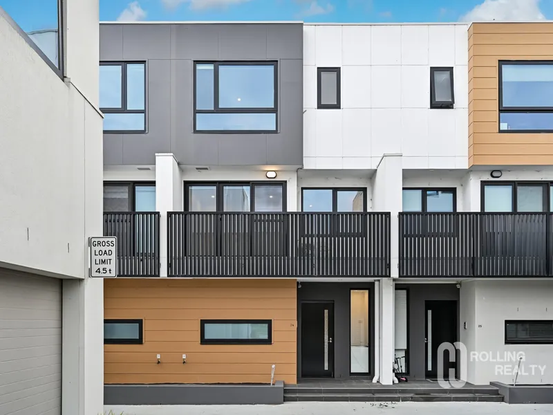 LUXURY LIVING, JUST LIKE NEW!