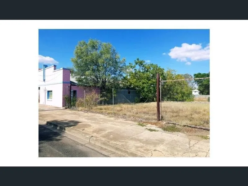 A FEW 100 METRES FROM PUB !!! IN THE HEART OF TOWN.