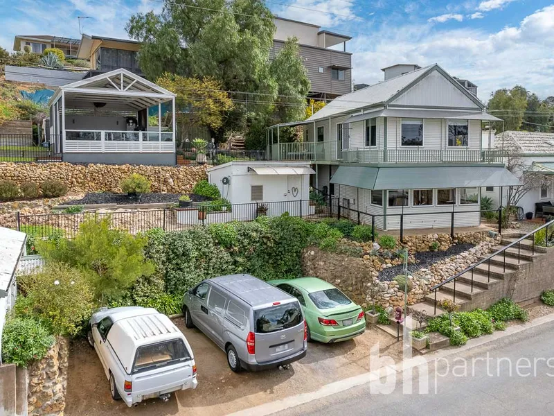 Unique 5 Bedroom 4 Bathroom Cottage on River Lane