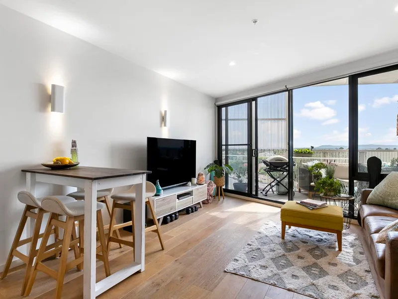 Sleek Beachside Living with Fabulous Finesse