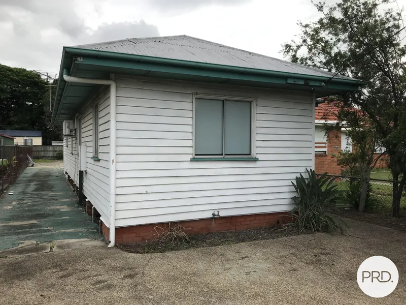 BRAND NEW SHED/WORKSHOP with a 3 Bedroom House in Super Convenient Location!      B/L
