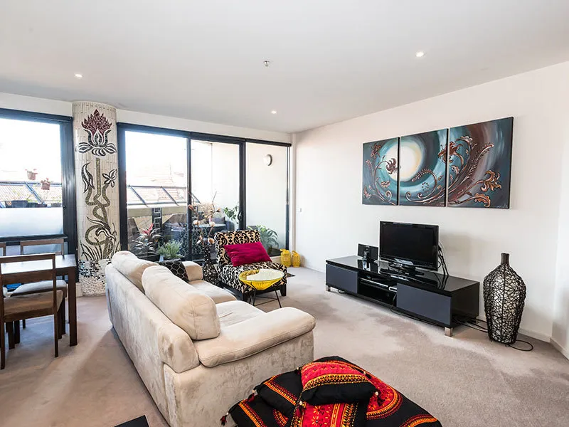 Large two bedroom with common pool and gym