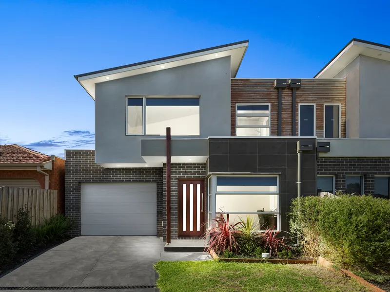 Low Maintenance & Ultra Modern Living in Central Hoppers Crossing! 