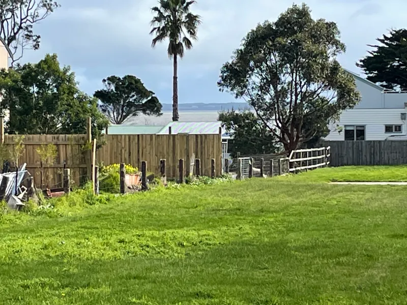 BAYSIDE BUILDING BLOCK WITH BEACH ACCESS!