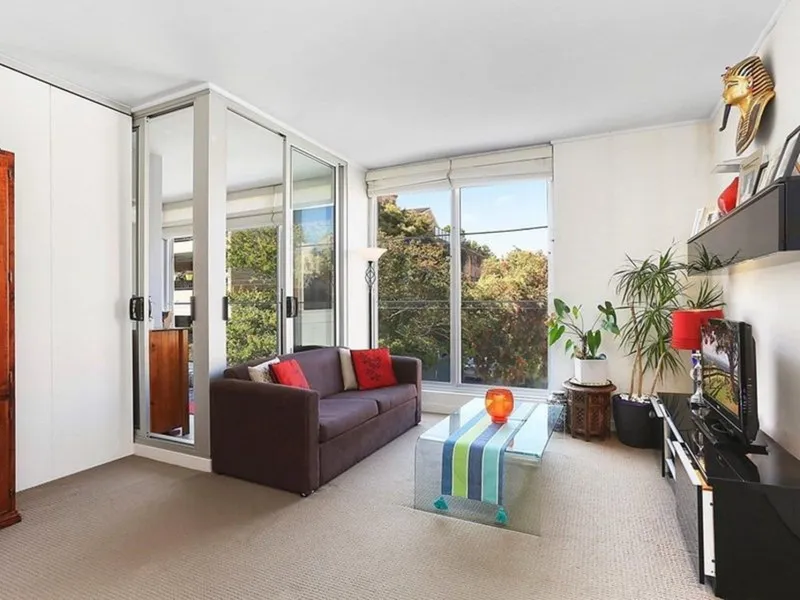 One Bedroom Apartment In Convenient Location.