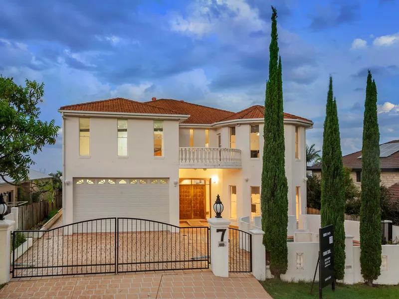 LUXURIOUS MANSION WITH PANORAMIC 180' GOLD COAST CITY AND OCEAN VIEWS