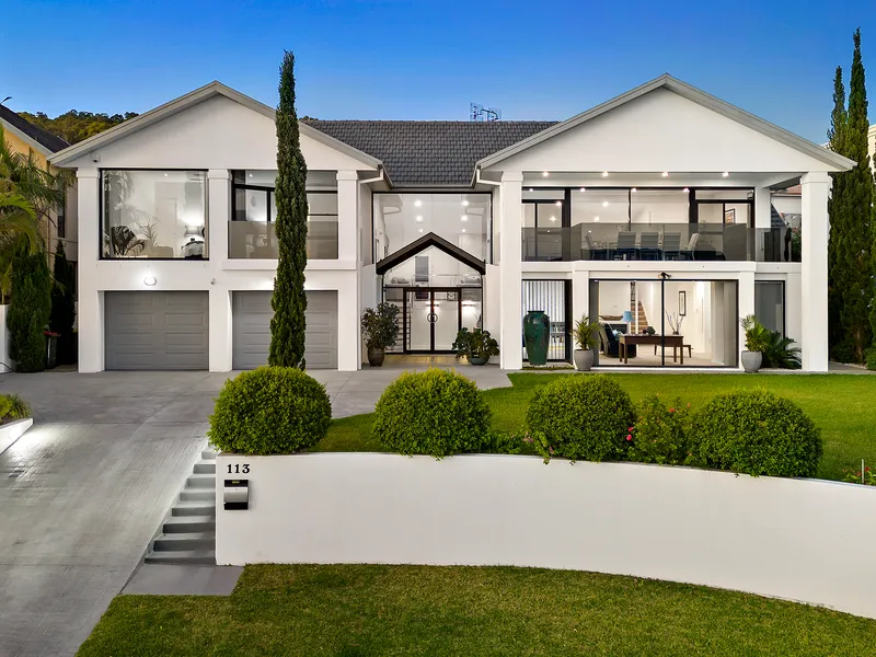 Exquisite Property with Breathtaking Lake Views - A True Haven of Luxury