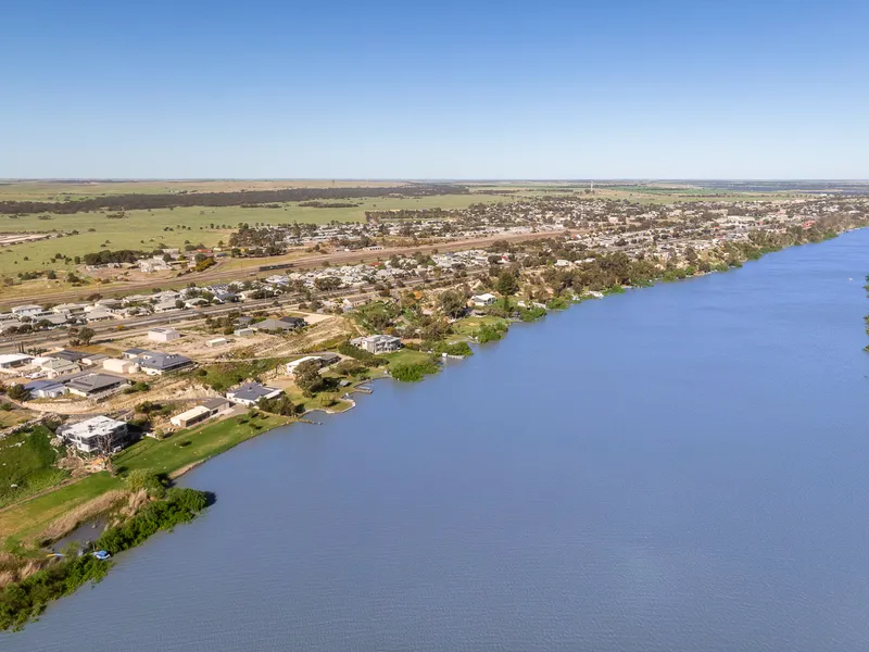 WATERFRONT ESCAPE IN THE HOME OF THE BEND MOTOR SPORT PARK