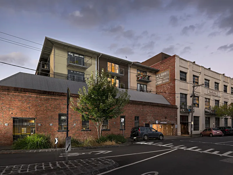 Refurbished dual level apartment with sweeping city views