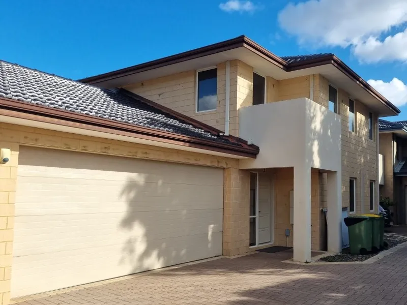 STUNNING 3 X 2 TOWNHOUSE !! PARTIALLY FURNISHED!