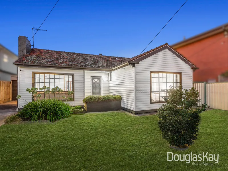 Lifestyle Ready in Coveted School Zones.