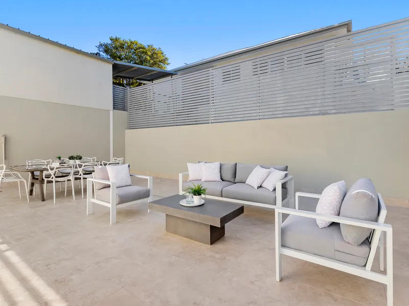 Stunning light filled apartment with oversized courtyard