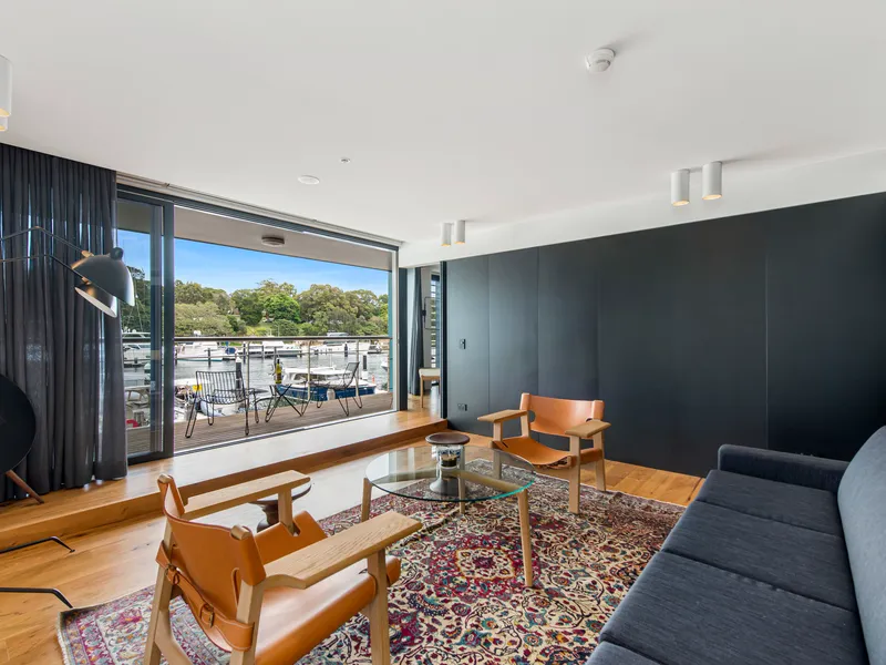 With sophisticated Japanese inspired interiors, this apartment offers sweeping water views over the marina, Botanical Gardens and City Skyline