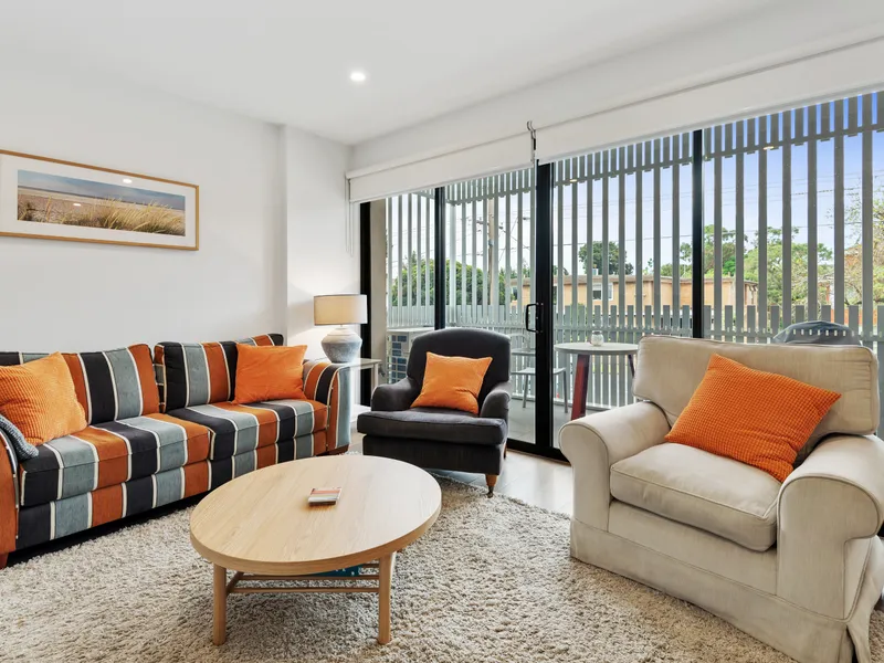 Elegant 2-Bed Modern Apartment with Balcony, Short Term Leases Available