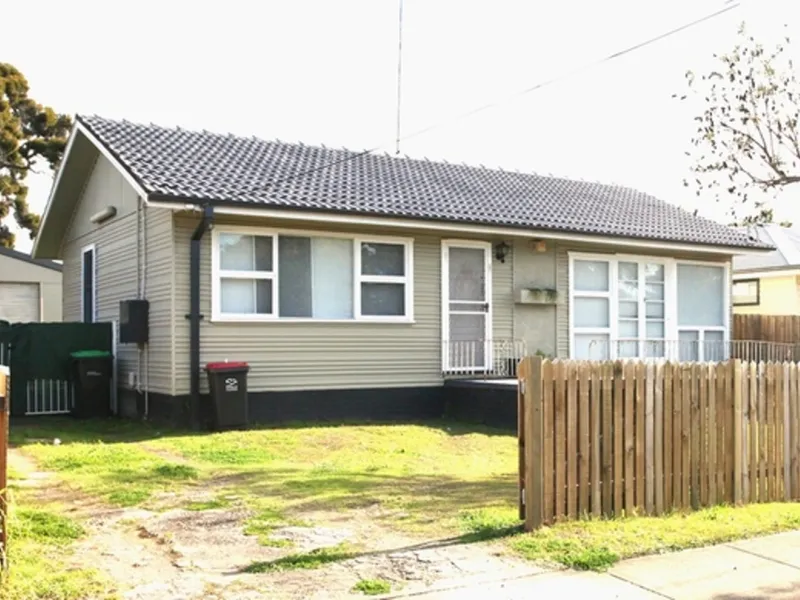 3 BEDROOM HOME WITH AIR CONDITIONING AND GREAT SIZE YARD