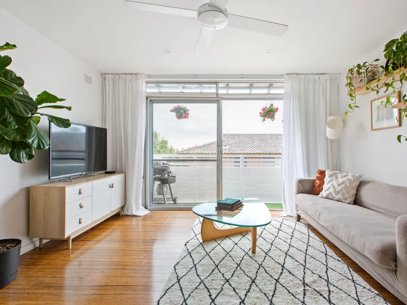 Sunny top floor apartment with stylish renovation