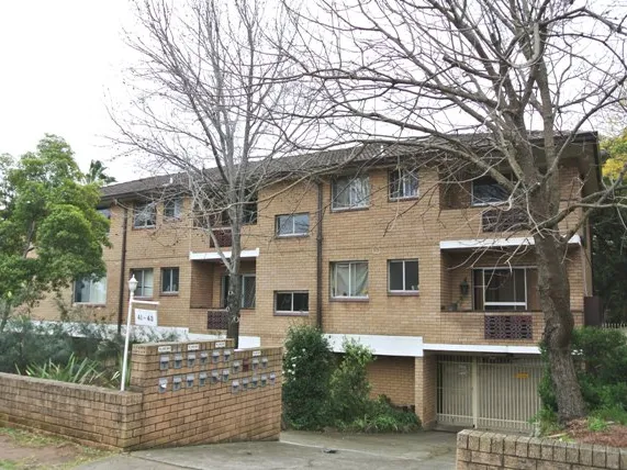 IMMACULATELY PRESENTED 2 BEDROOM UNIT !