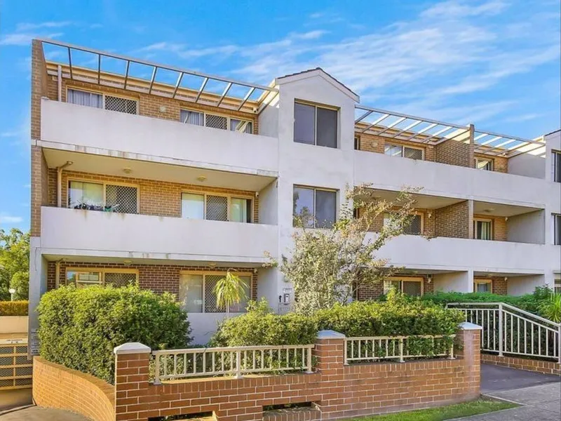 VILLA STYLE LIVING - HUGE COURTYARD - 400M TO STATION