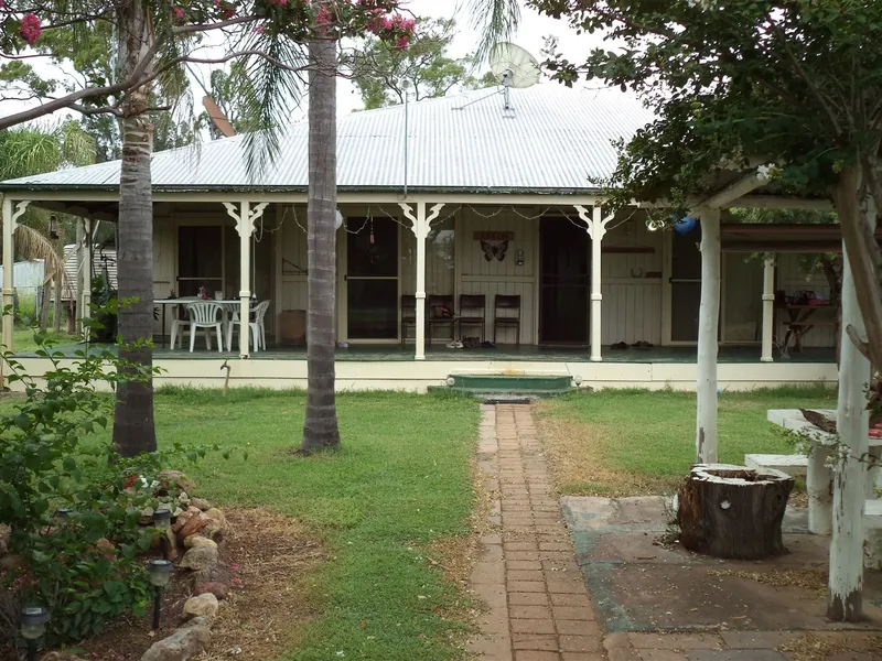 Country Lifestyle Close- To Town!