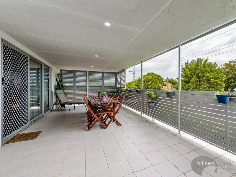 Stunning Top Floor Unit In Paradise Point!