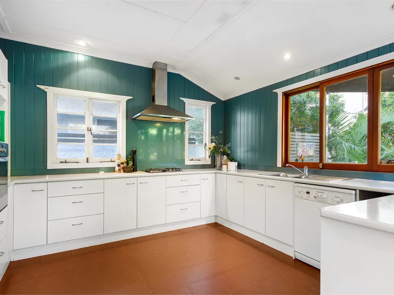 Two level Queenslander in quiet, convenient location
