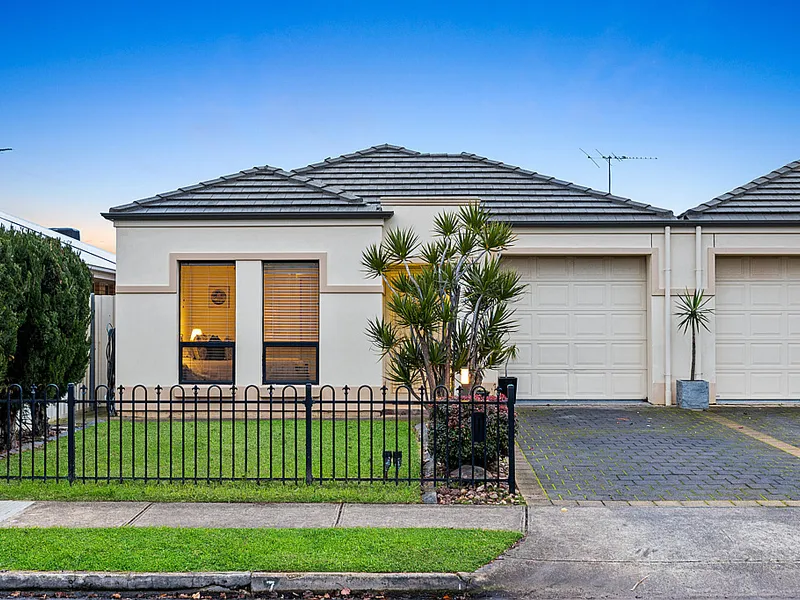 EASY MODERN 3-BED, 2-LIVING PROPERTY PERFECTLY POSITIONED BETWEEN THE CITY & THE SEA
