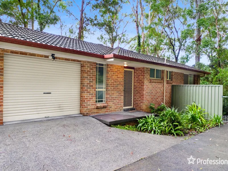 Lovely, bright airy and quiet townhouse, close to amenities. Perfect opportunity!