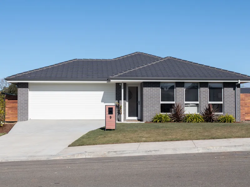 Beautiful new near home, gorgeous fit out, large workshop & shed in the yard