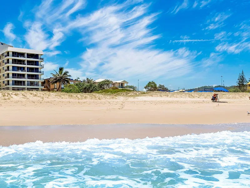ABSOLUTE BEACHFRONT 3 BEDROOM APARTMENT !