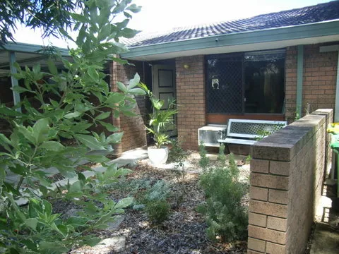 Neat 2 bedroom + garden in quiet leafy complex of 8