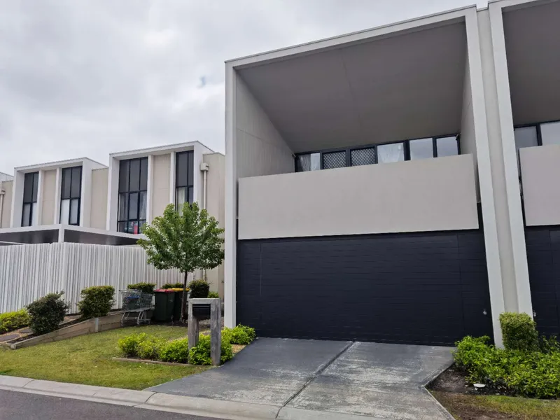 Unfurnished 3 Bedroom Townhouse Now available in Springvale
