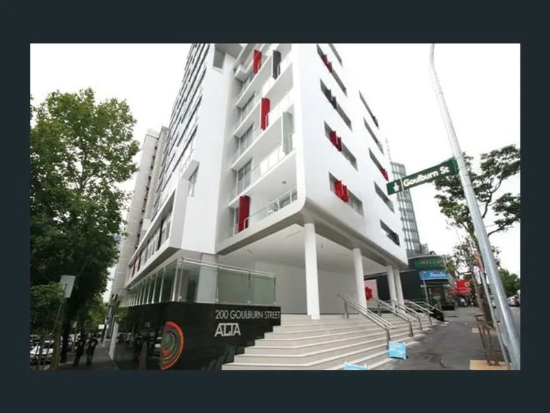 ELEGANT CITY LIVING, AMAZING VIEWS, MODERN, SPACIOUS, 3 BEDROOM TOP FLOOR HIGH RISE APARTMENT.