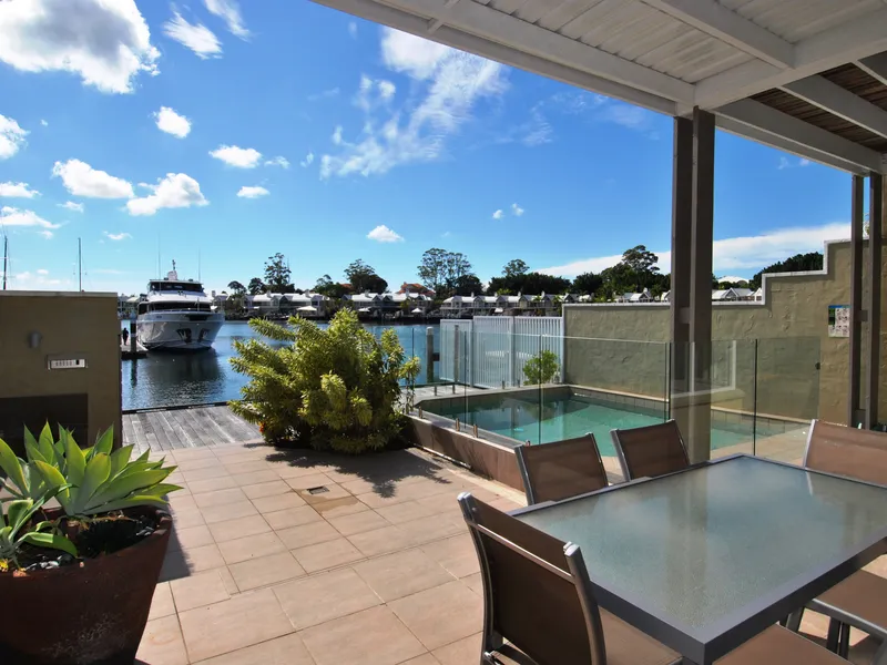 STUNNING RENOVATED HARBOUR FRONT VILLA - BEAUTIFUL POSITION. 50 FOOT JETTY - $2500 PER WEEK - 4 WEEK MINIMUM