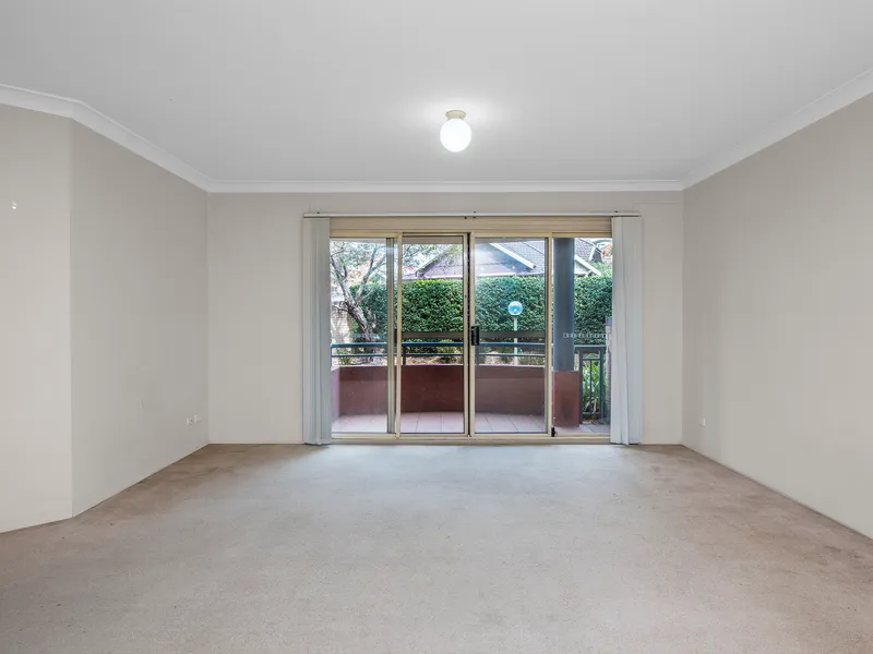 Walk to Westfield, Garden Apartment