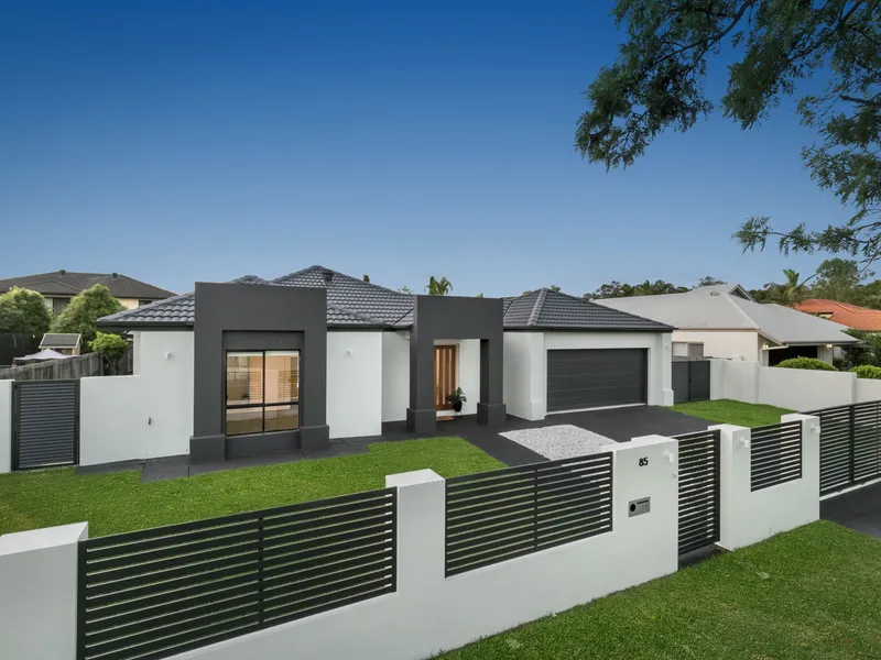 UNDER CONTRACT/UNDER OFFER   Unique 