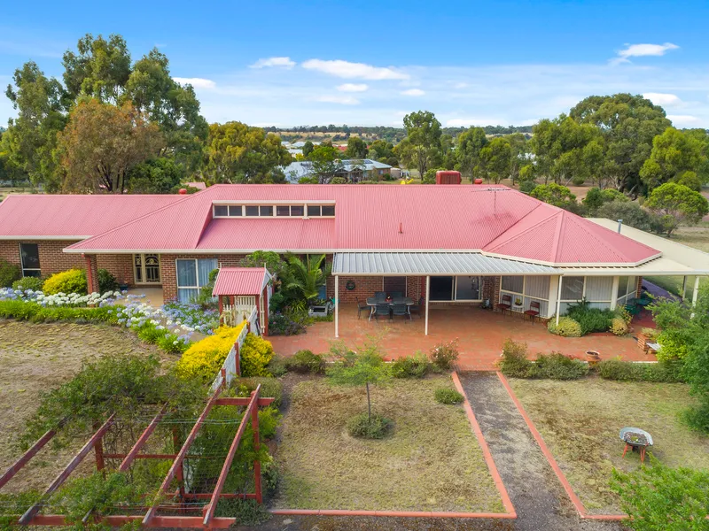 OUTSTANDING VIEWS AMONGST FLORA & FAUNA PLUS GREAT QUALITY LIVING.